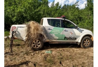 Polícia Ambiental encontra materiais abandonados, peixes e uma cobra sucuri morta, presa às redes de pesca (Foto: Cedida/Polícia Ambiental).