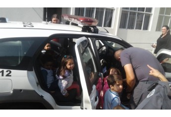 Crianças da EMEI Pequeno Polegar visitam a Polícia Militar em Adamantina, em atividade ligada ao Dia do Soldado (Foto: Cedida/PM).