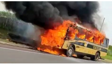 Ônibus escolar de Salmourão pega fogo na SP-294 durante deslocamento para manutenção