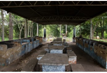 Área de churrasqueiras e mesas/bancadas, para frequentadores do Clube de Campo (Foto: BIBI.art).