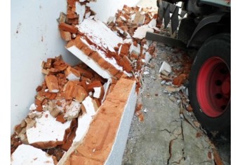 Colisão causou danos em muro de residência e poste da iluminação pública (Foto: Cedida/Laís - Reprodução OC News).