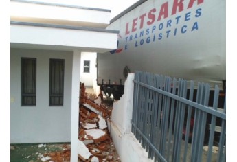 Colisão causou danos em muro de residência e poste da iluminação pública (Foto: Cedida/Laís - Reprodução OC News).