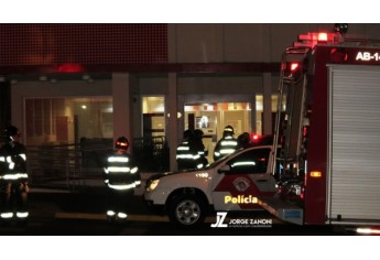 Fumaça no interior da agência bancária mobilizou autoridades. Após, constatou-se tratar de disparo de fumaça pelo dispositivo de segurança (Foto: Jorge Zanoni).