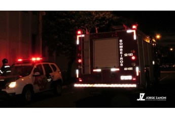 Fumaça no interior da agência bancária mobilizou autoridades. Após, constatou-se tratar de disparo de fumaça pelo dispositivo de segurança (Foto: Jorge Zanoni).