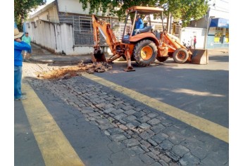 Secretaria de Obras atua na construção de novos sarjetões, como o ocorrido na Avenida das Rosas, Vila Jardim (Foto: Da Assessoria).