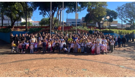 Hasteamento de bandeiras marca abertura das comemorações pelos 77 anos de Adamantina