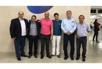 Representantes da Reitoria, da Santa Casa, do Diretório Central dos Estudantes e da Câmara Municipal, na assinatura do convênio (Foto: Maikon Moraes).