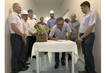 Assinatura do contrato para as obras da nova UTI da Santa Casa de Adamantina (Foto: Siga Mais).