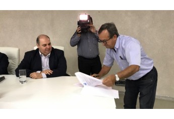 Provedor da Santa Casa, Leonardo Munhoz, na assinatura do convênio (Foto: Maikon Moraes).