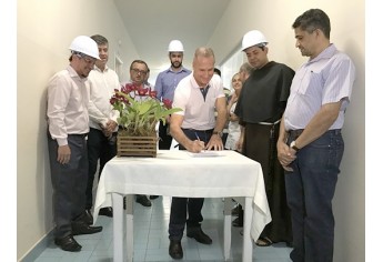Assinatura do contrato para as obras da nova UTI da Santa Casa de Adamantina (Foto: Siga Mais).