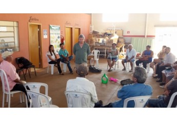 Participantes no Barracão Agropecuário de Mariápolis (Foto: Jornal O Povo).