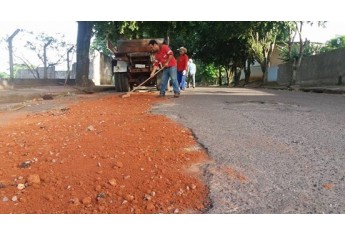 Secretaria de Obras e Serviços executa tapa buracos na região do Parque dos Pioneiros