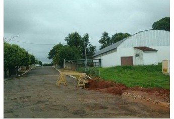 Danos também comprometem parte desta rua, e sem reparos, problemas podem se agravar  (Foto: Cedida).