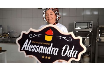 Alessandra Oda dirige o Centro Culinário e recebe alunos de toda a região (Foto: Siga Mídias Sociais).