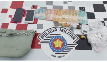 Drogas, dinheiro, balana de preciso, bolsa e outros materiais apreendidos pela Polcia Militar (Cedida/PM).