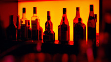 Sancionada lei que aumenta e pena para quem fornece droga ou bebida alcoólica a menor de 18 anos