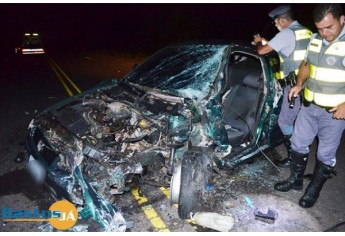 Acidente foi na SP-294, em Iacri, envolvendo ônibus da Prefeitura de Adamantina, com pacientes que seguiam para Marília, em um carro VW Polo (Foto: Site Bastos Já).