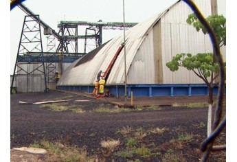 Armazém tem capacidade para 70 mil toneladas de açúcar, dizem bombeiros (Foto: Reprodução/EPTV).
