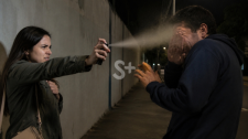 Mulheres podem comprar e usar spray de pimenta para defesa pessoal