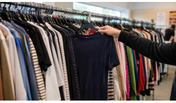 Fundo Social de Adamantina promove Arara Solidária para retirada gratuita de roupas e calçados