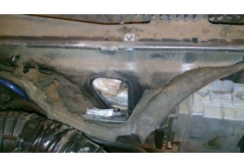 Carro precisou ter partes desmontadas para retirada da droga (Foto: Cedida/Polícia Rodoviária.