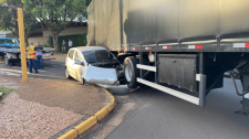 Carro é atingido durante conversão de carreta em cruzamento de Adamantina 