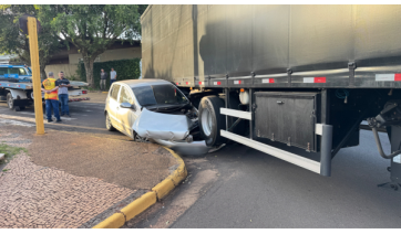 Carro é atingido durante conversão de carreta em cruzamento de Adamantina 