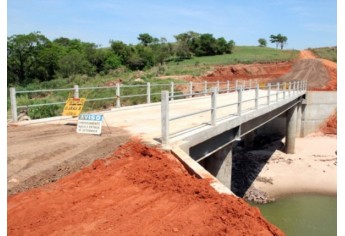 Na época da construção da ponte, em Mariápolis, é possível identificar o baixo volume de águas, no período de estiagem (Foto: Arquivo).