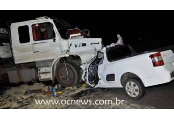 Choque de veículos na SP-425 mata mulher que dirigia carro com placas de Osvaldo Cruz (Foto: Valdemir Anselmo/ Site OCNews).