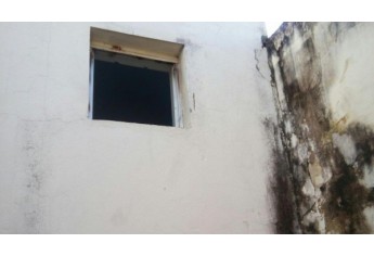 Ladrões arrombaram janela por acesso em rua lateral e entraram na loja (Foto: Tupã Notícias).