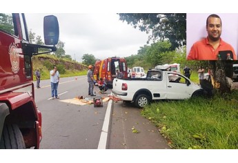 Motorista perde controle de carro, que choca-se contra uma árvore, às margens da SP-294. Condutor era morador em Pompéia e morreu no local do acidente (Foto: João Mário Trentini).