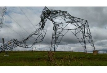 Temporal que atingiu a região na noite deste domingo, 27 de setembro, ocasionou a queda de sete torres de transmissão da linha Taquaruçu-Dracena, em Presidente Venceslau (Foto: Toninho Moré)
