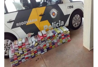 Maconha foi apreendida em operação da Polícia Rodoviária, em Rosana, em carro com fundo falso, com placas de Lucélia (Foto: Cedida/Polícia Rodoviária).