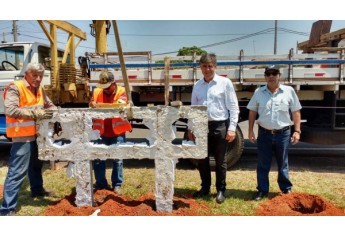Guard rail produzidos em concreto foi instalado em trecho da rotatória Adamantina/Lucélia/Mariápolis (Foto: Assessoria de Imprensa).