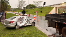 Colisão envolve automóvel e caminhão no trevo em obras em Adamantina