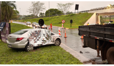 Colisão envolve automóvel e caminhão no trevo em obras em Adamantina