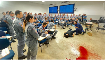 Bombeiros e atiradores do TG participam de treinamento para controle de hemorragias