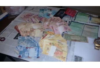 Dinheiro, armas e munições foram apreendidos pela PM, no carro dos fugitivos (Foto: Reprodução/Tupã Notícias).