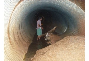 Martin Cobo, atual Secretário de Obras, inspecionou interior das galerias, em fevereiro de 2013 (Foto: Arquivo).