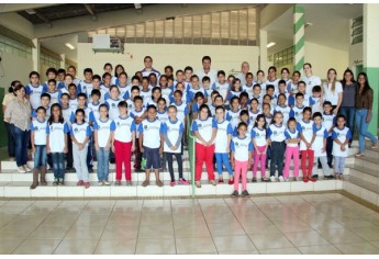 Autoridades e professoras com os alunos da escola Nelson Magnani, após entrega de uniformes