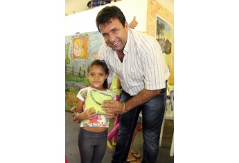 Prefeito Ismael Calori entrega o kit para a aluna Larissa do projeto Raio de Sol