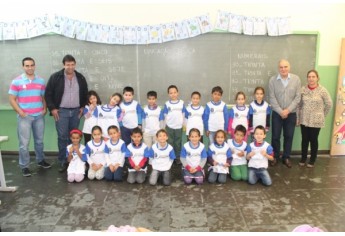 Secretário Rodrigo, prefeito Ismael Calori, diretor Alaor, professora Elisete e alunos da escola Nelson Magnani  (Foto: Maciel Dantas).
