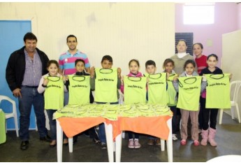 Prefeito Ismael Calori, secretário Rodrigo Soares, Juliana e Márcia e os alunos do Raio de Sol (Foto: Maciel Dantas).