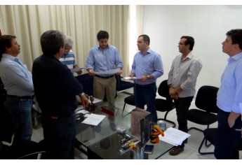 O prefeito Pedretti, representantes da Solatio Energia e Grupo Cobra, Mário Buccironi (diretor de Indústria e Comércio) e Eduardo Penha (secretário de Gabinete e Assuntos Jurídicos)