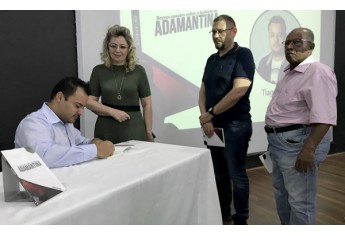 Noite de autógrafos, com o lançamento do livro Breves ensaios sobre a história de Adamantina, do professor e historiador Tiago Rafael (Imagens: Divulgação).