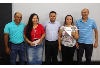 Noite de autógrafos, com o lançamento do livro Breves ensaios sobre a história de Adamantina, do professor e historiador Tiago Rafael (Imagens: Divulgação).