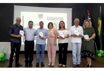 Noite de autógrafos, com o lançamento do livro Breves ensaios sobre a história de Adamantina, do professor e historiador Tiago Rafael (Imagens: Divulgação).