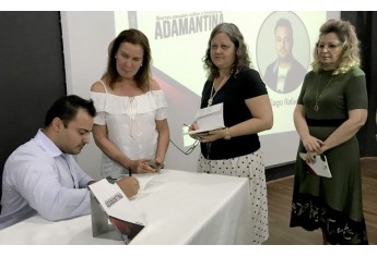 Noite de autógrafos, com o lançamento do livro Breves ensaios sobre a história de Adamantina, do professor e historiador Tiago Rafael (Imagens: Divulgação).