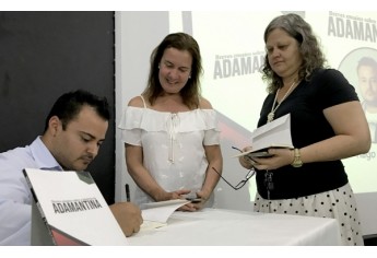 Noite de autógrafos, com o lançamento do livro Breves ensaios sobre a história de Adamantina, do professor e historiador Tiago Rafael (Imagens: Divulgação).