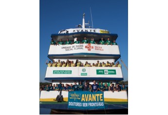 Embarcação que navegou com a equipe de voluntários do Doutores Sem Fronteiras (Foto: Acervo Pessoal).